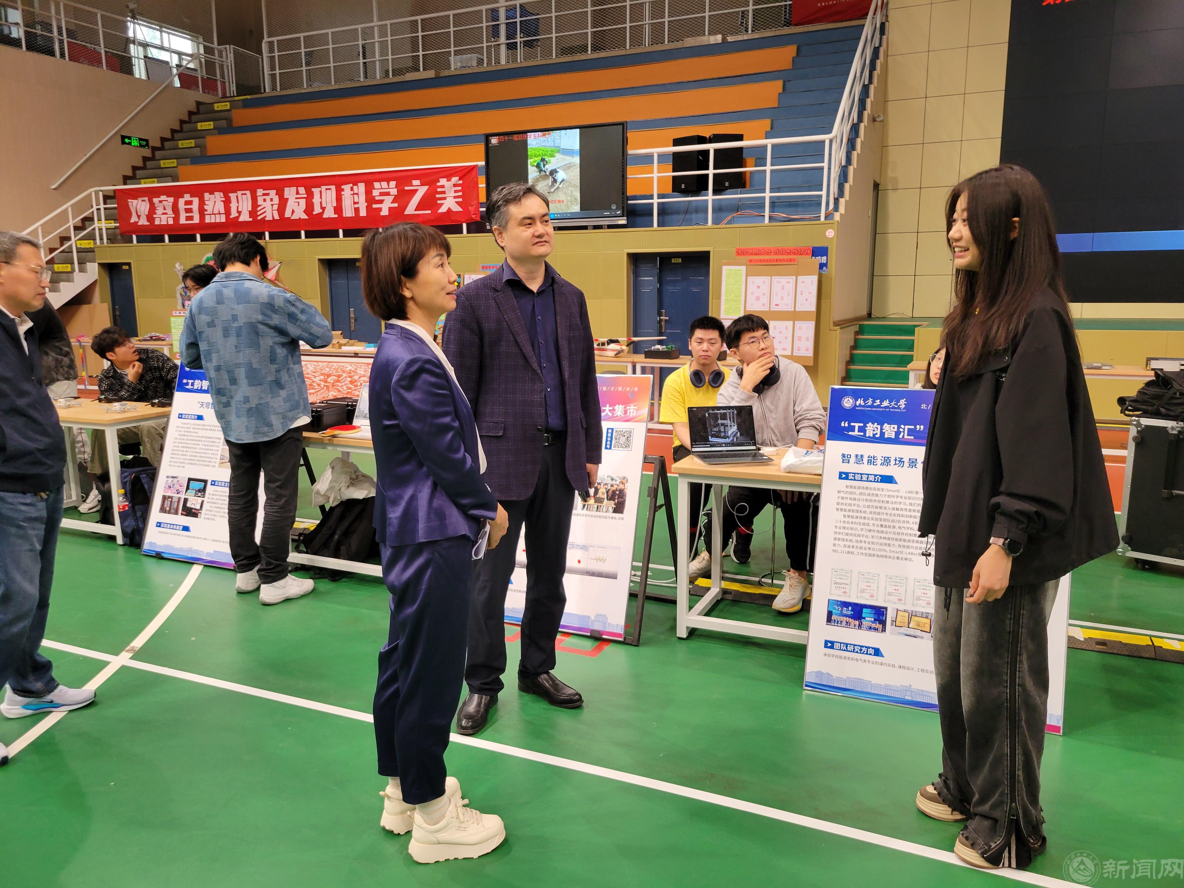 延庆区委教育工委书记张树清参观展览并勉励永利官网科创团队学生.jpg 延庆区委教育工委书记张树清参观展览并勉励永利官网科创团队学生.jpg