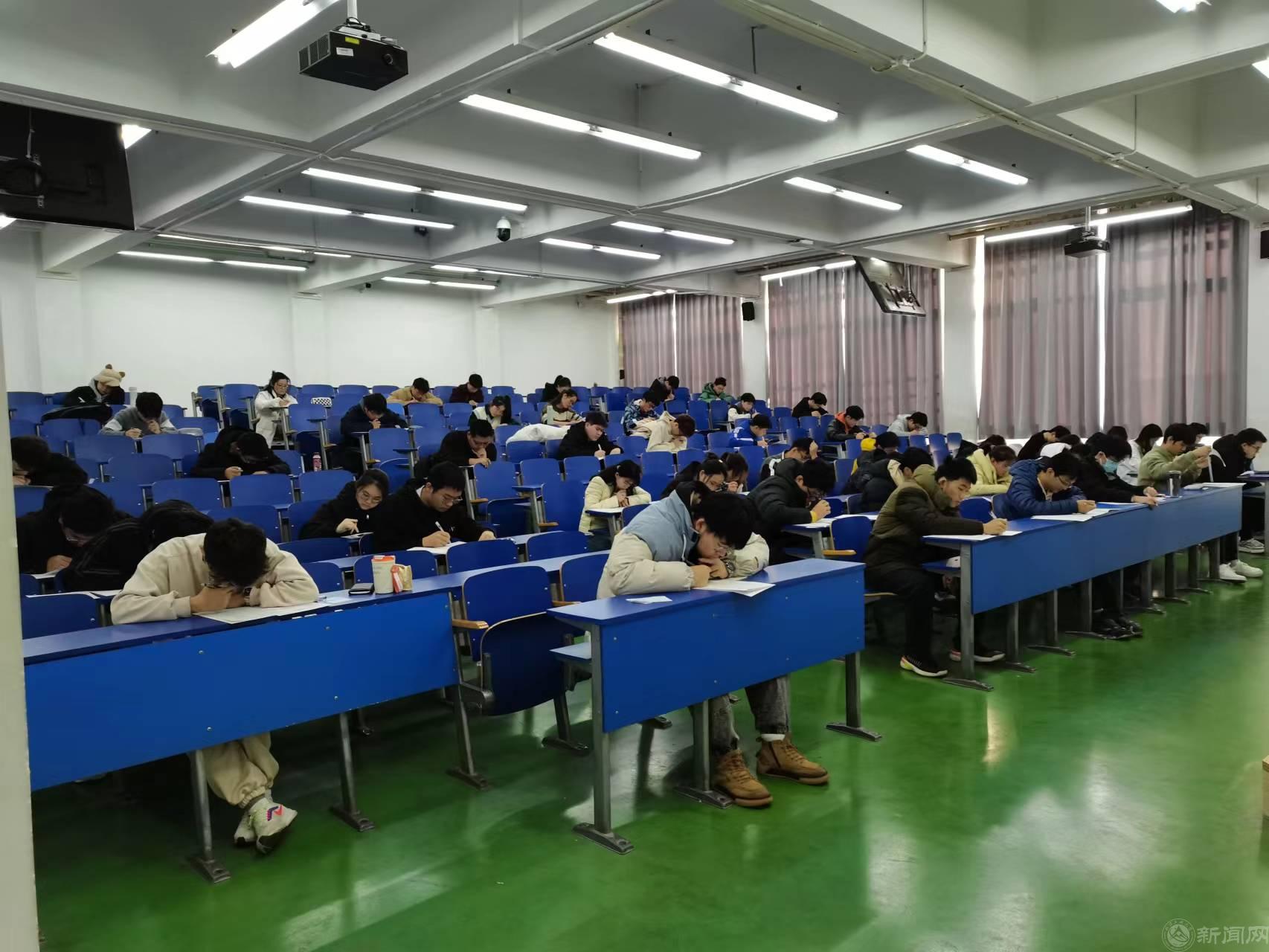 考场学生在考试1.jpg