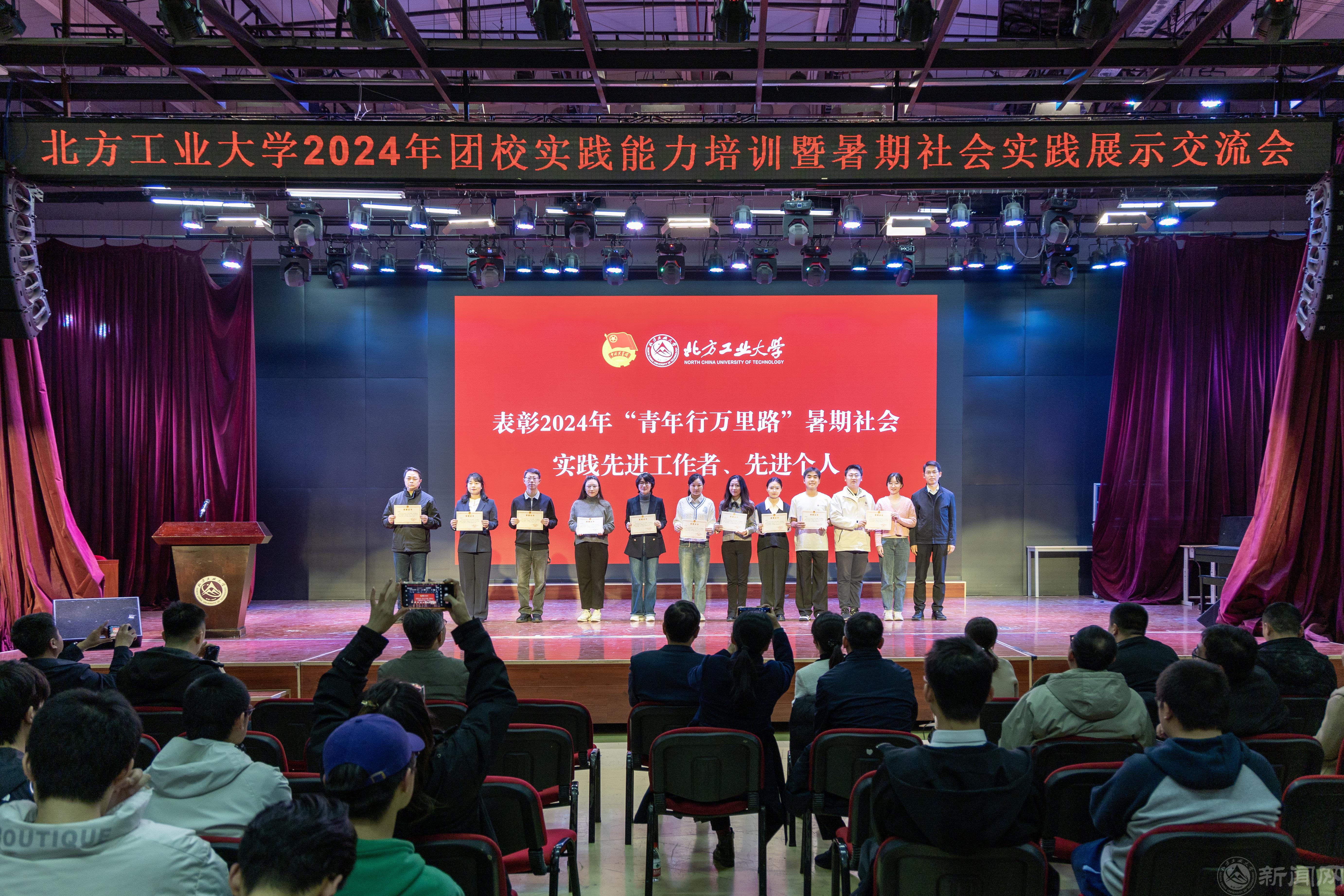 颁奖.jpg 颁奖.jpg