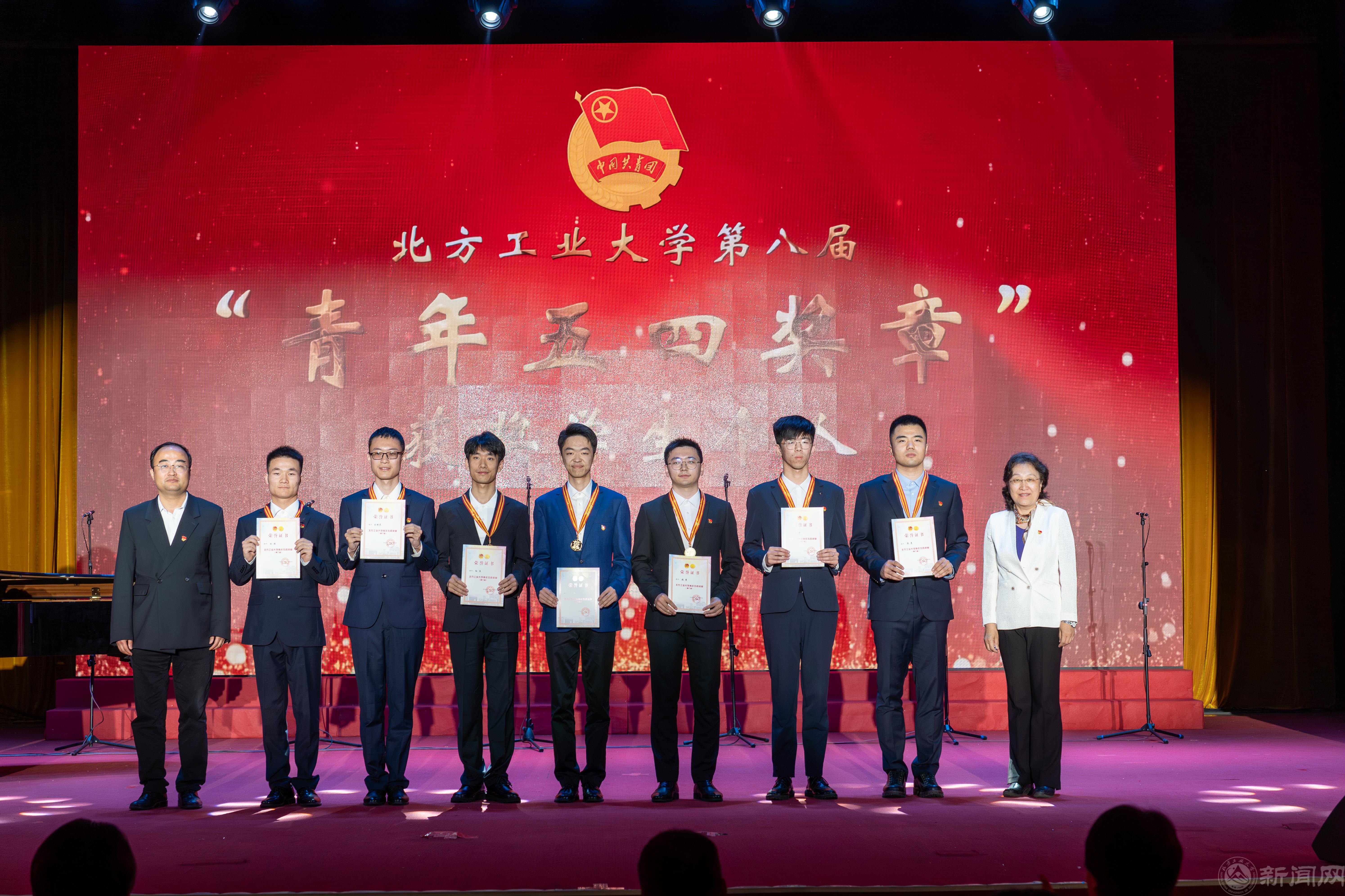 栗校长王校长颁奖_20240507083603.jpg 栗校长王校长颁奖_20240507083603.jpg