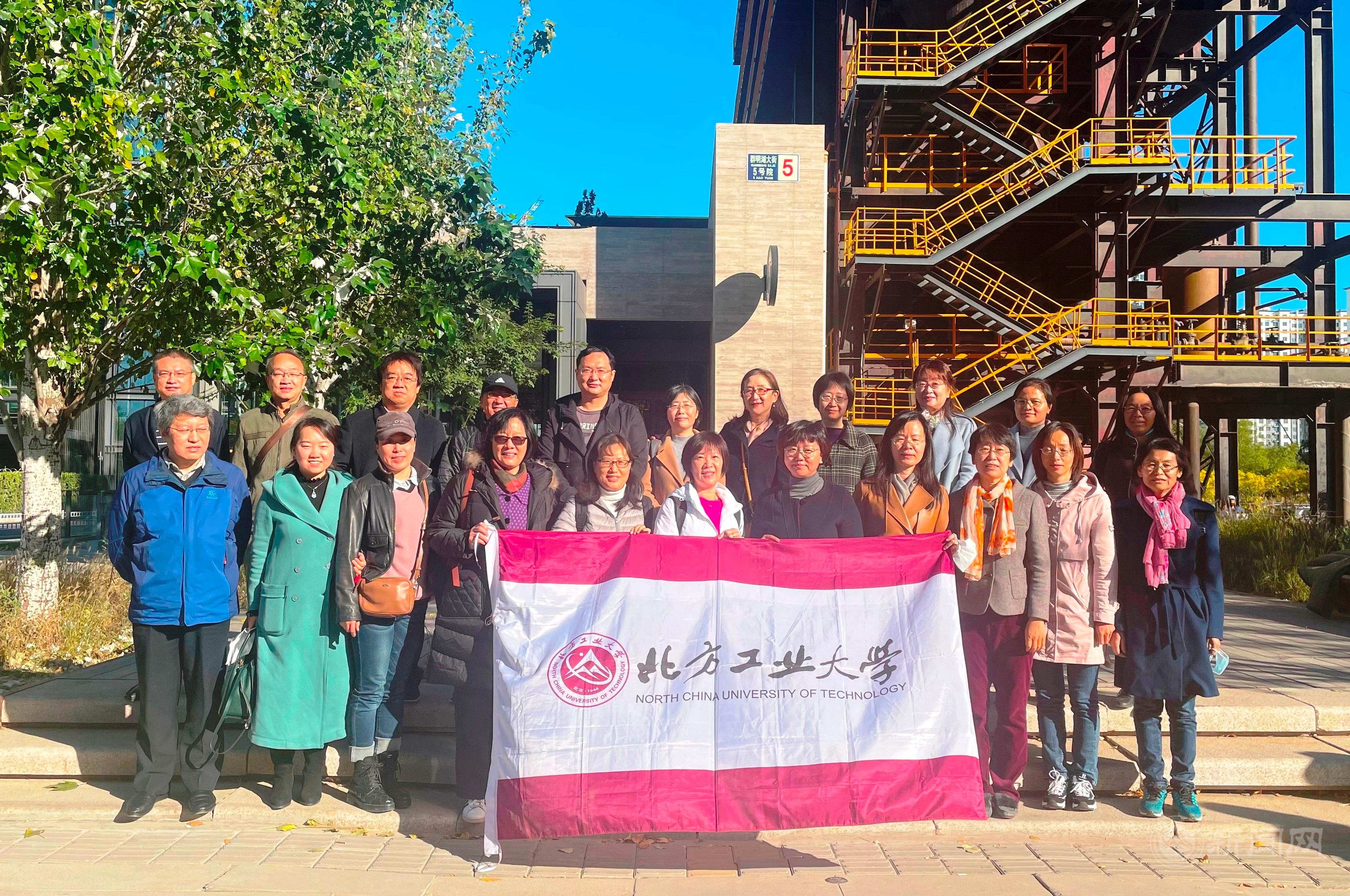 20211021学校组织党外教师赴首钢园开展主题教育实践活动.jpg 20211021学校组织党外教师赴首钢园开展主题教育实践活动.jpg