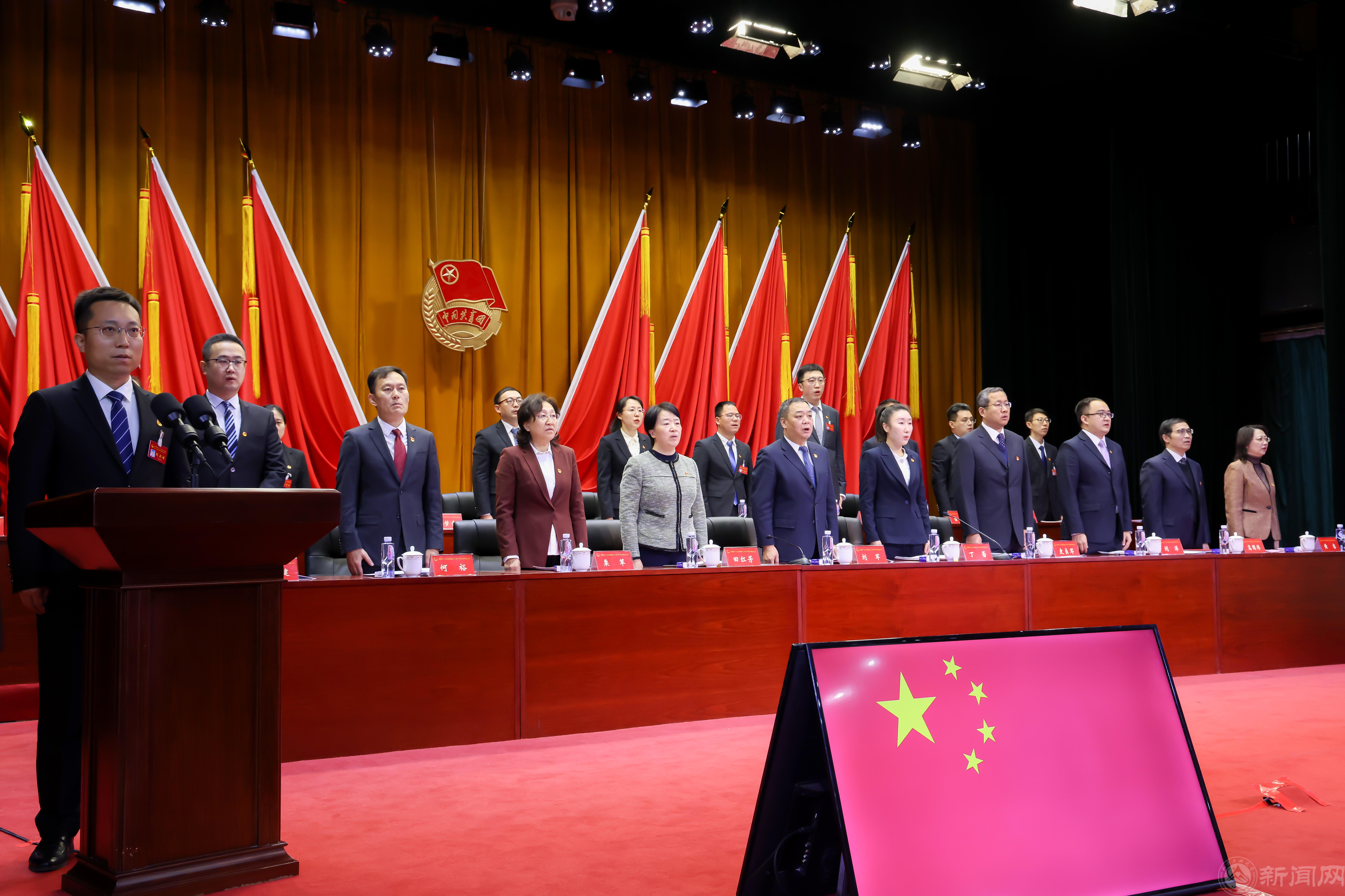 全体起立唱国歌.jpg 全体起立唱国歌.jpg