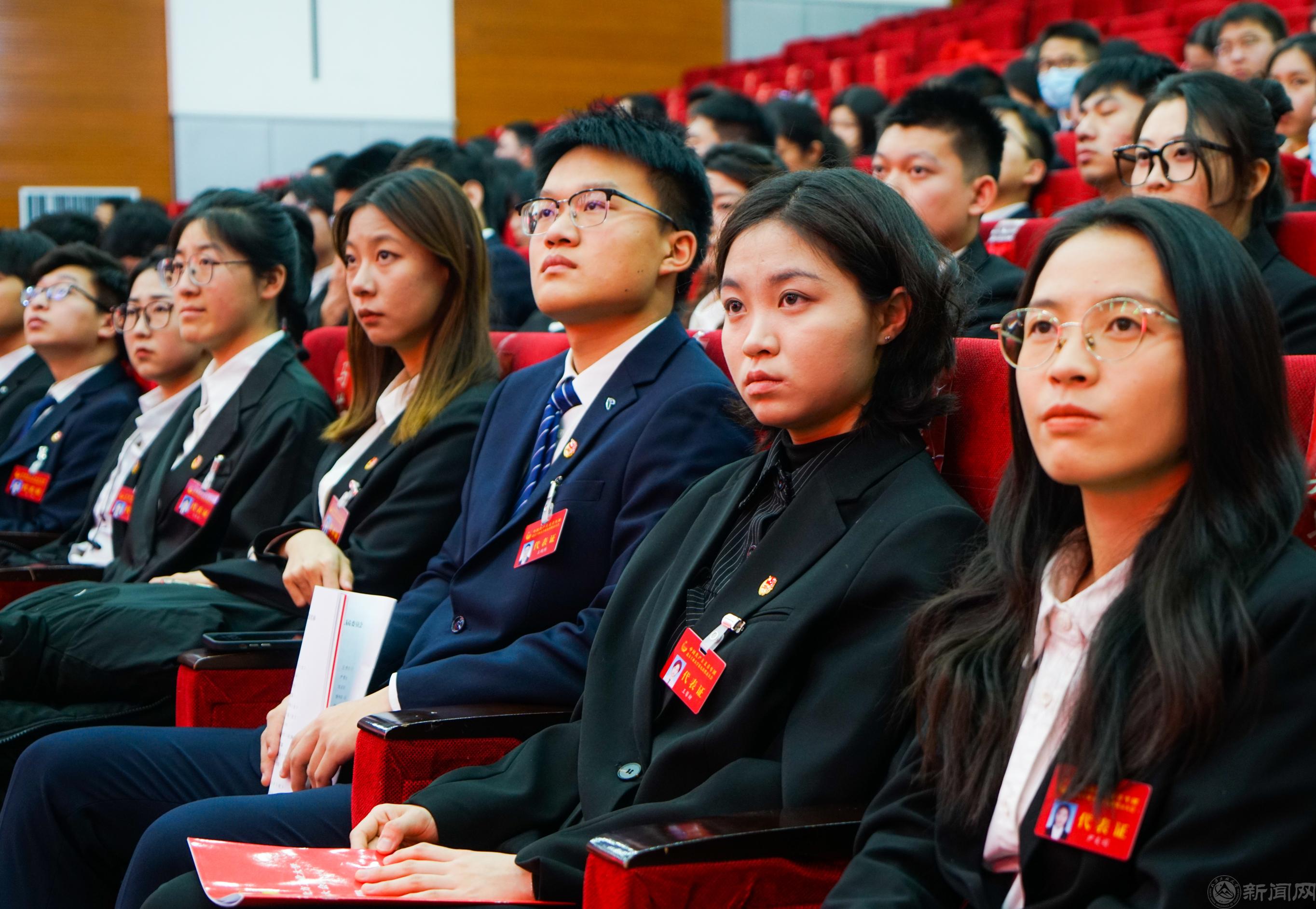 同学认真表情-1.jpg