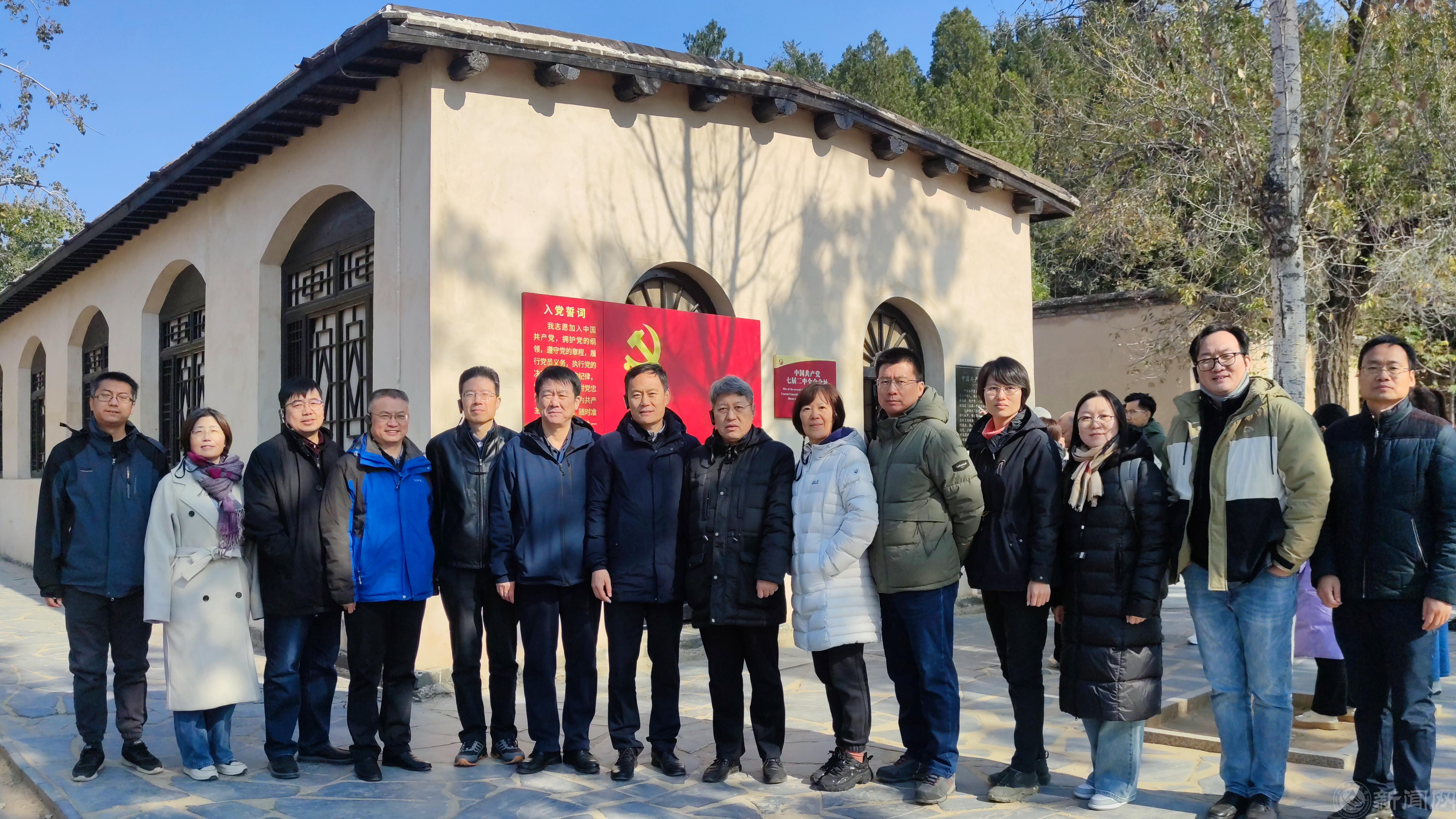 03七届二中全会会址前合影.jpg