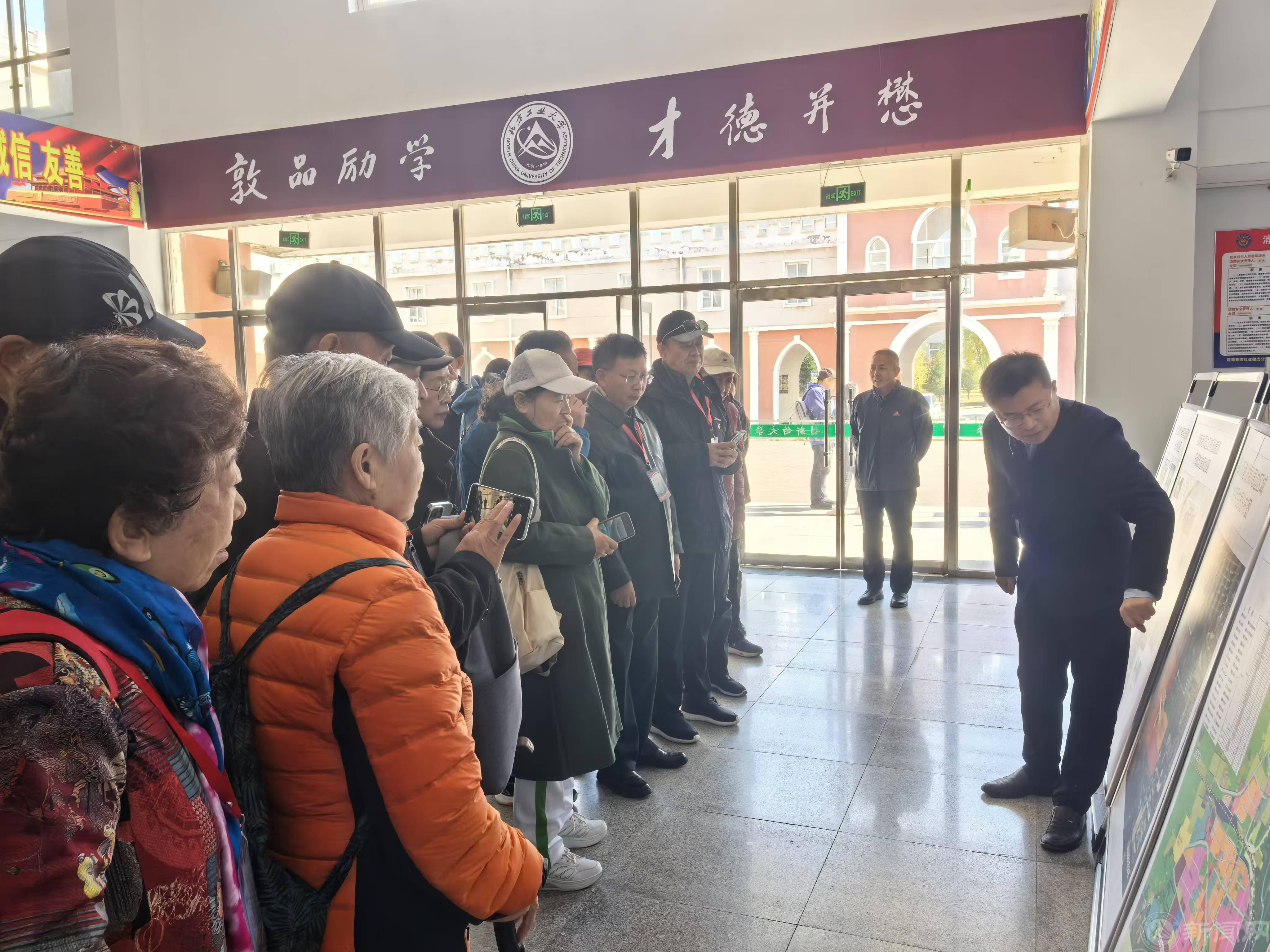 8参观延庆创新港,仝西川讲解.jpg 8参观延庆创新港,仝西川讲解.jpg