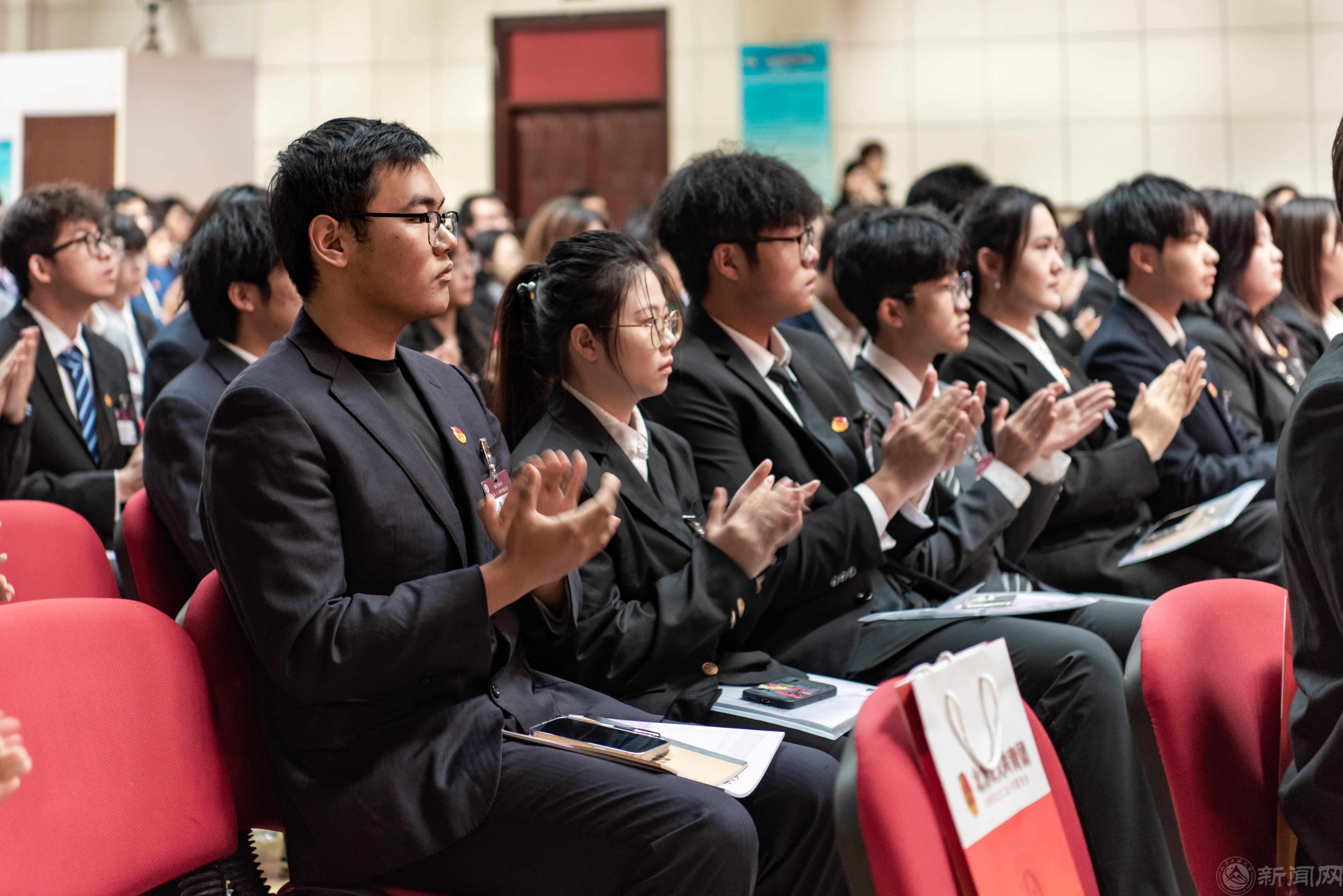 代表听会.jpg 代表听会.jpg